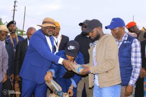 Beni : Le Ministre Muhindo Nzangi distribue des semences à Malio et annonce la relance du complexe théicole de Butuhe